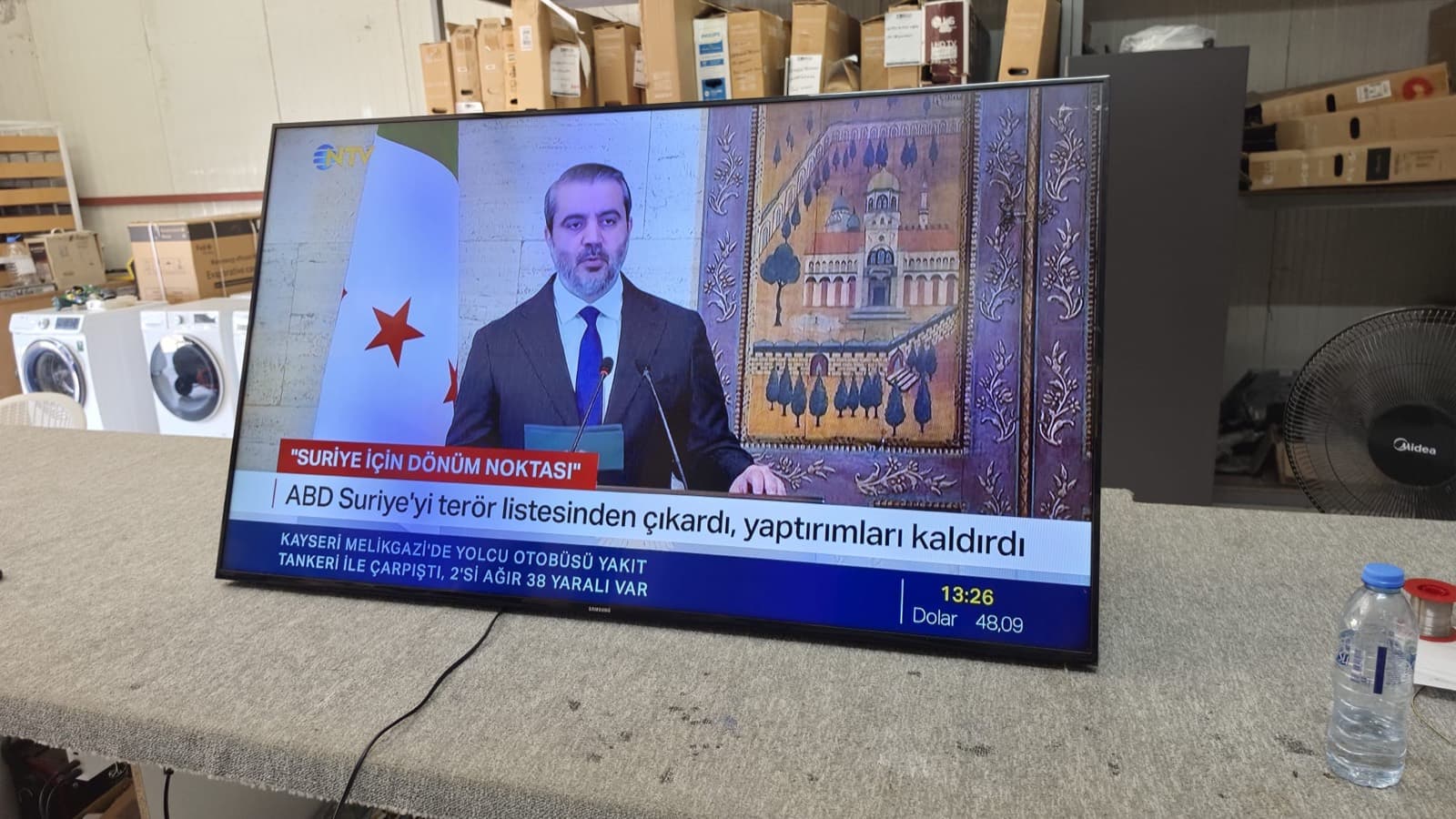 Zorlu Digital Plaza atölyesinde onarım sonrası yayın testi yapılan Samsung televizyon